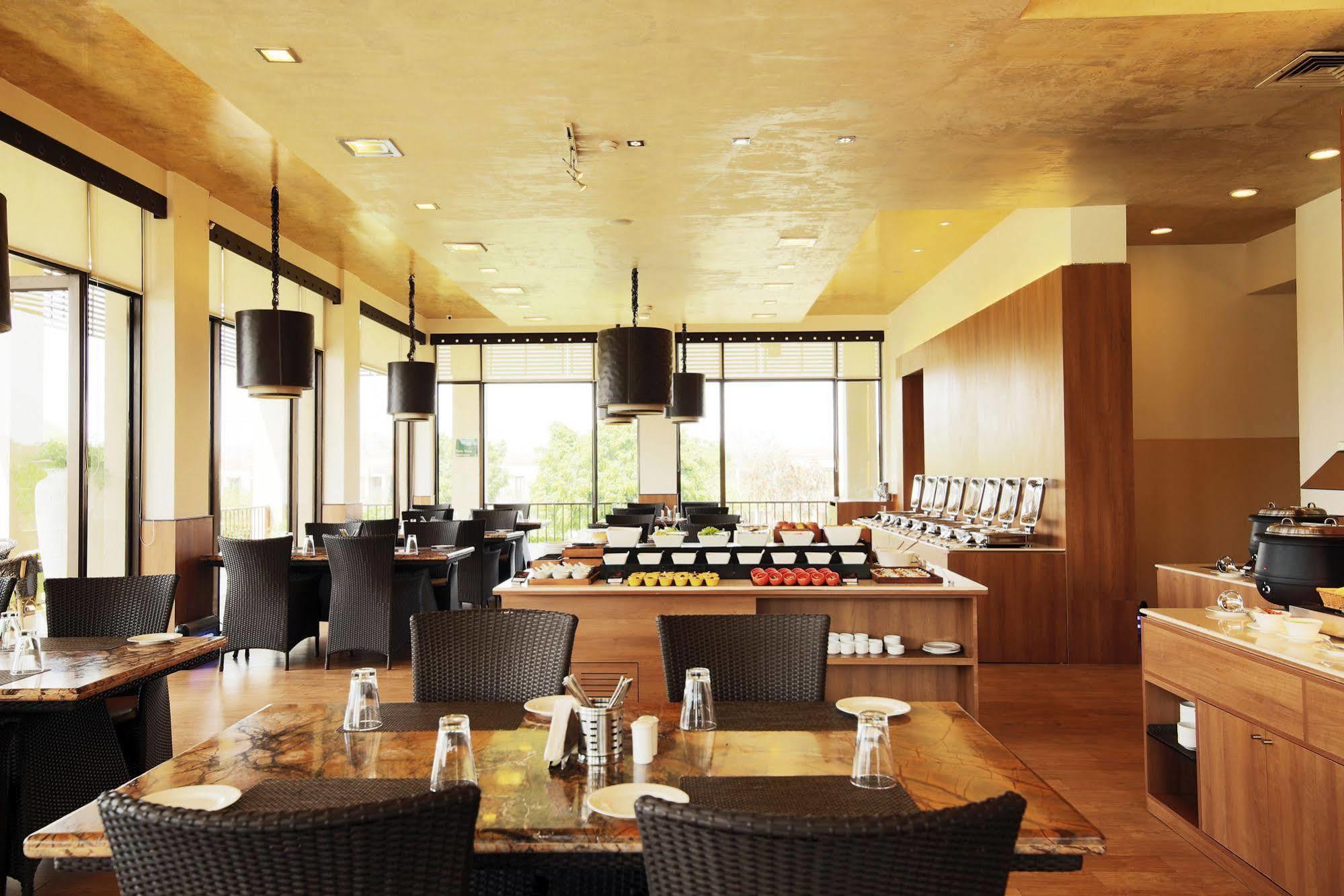 Lemon Tree Hotel, Tarudhan Valley, Manesar Gurgaon Eksteriør billede