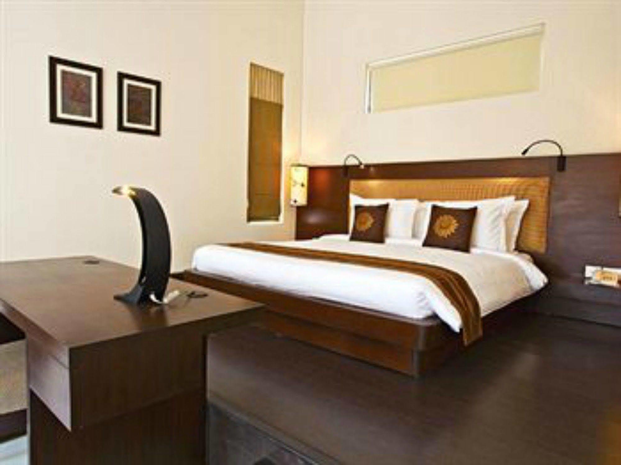 Lemon Tree Hotel, Tarudhan Valley, Manesar Gurgaon Eksteriør billede