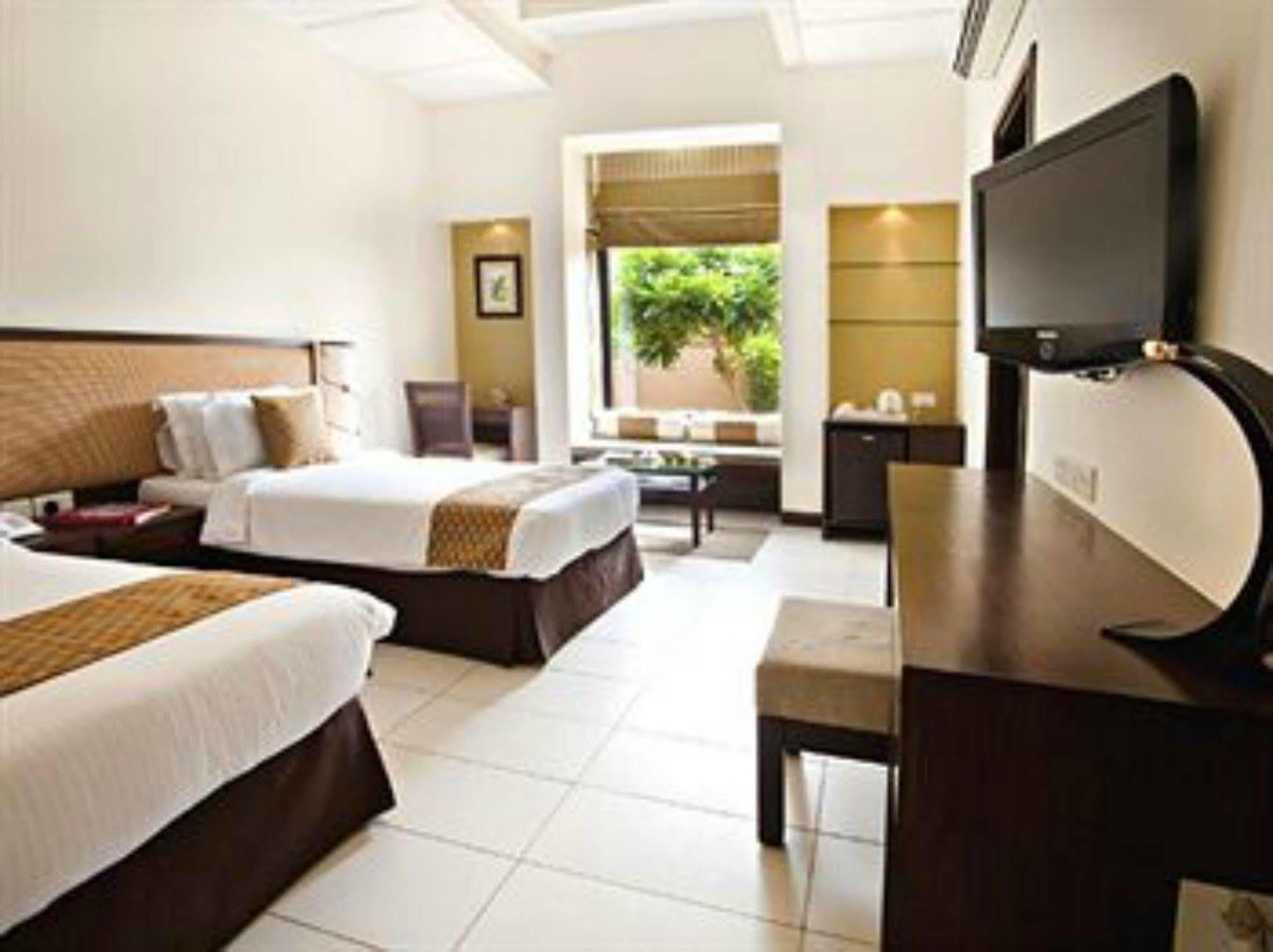 Lemon Tree Hotel, Tarudhan Valley, Manesar Gurgaon Eksteriør billede