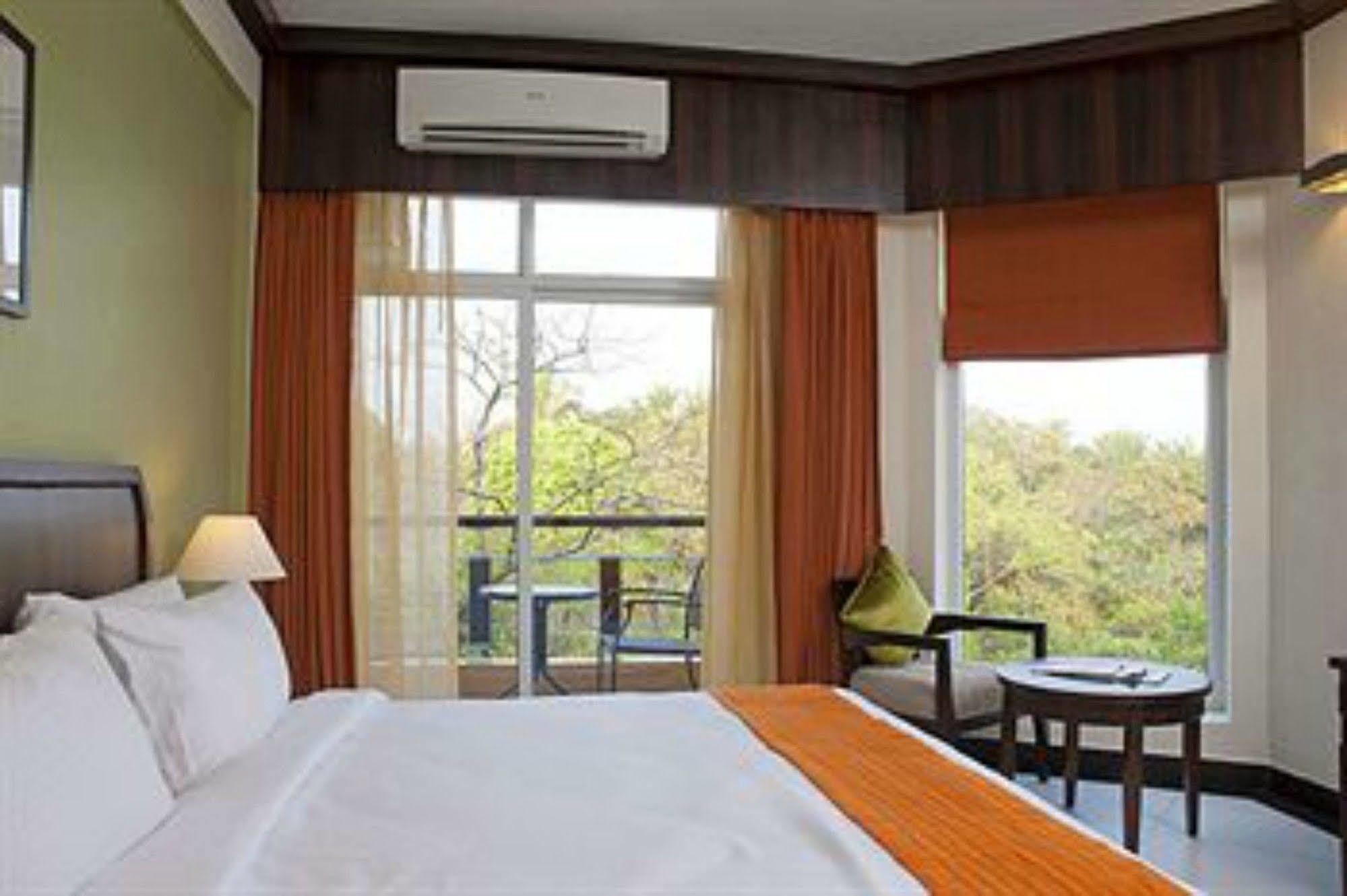Lemon Tree Hotel, Tarudhan Valley, Manesar Gurgaon Eksteriør billede